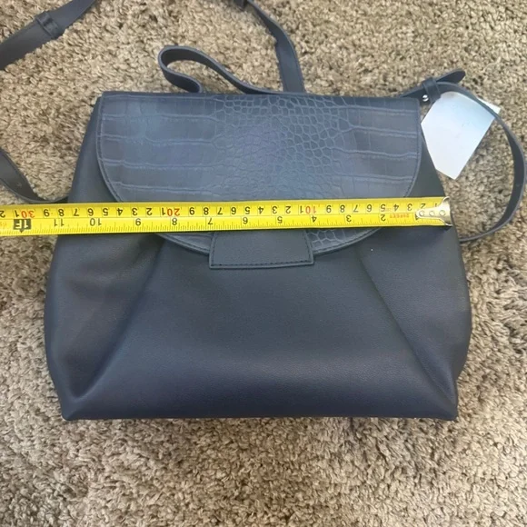 Chic Croc-Embossed Navy Shoulder Bag - Picture 2 of 7